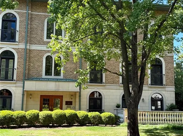60 Brighton Way APT 1N, Saint Louis, MO 63105