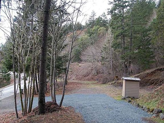 Driveway
(big yard to right)