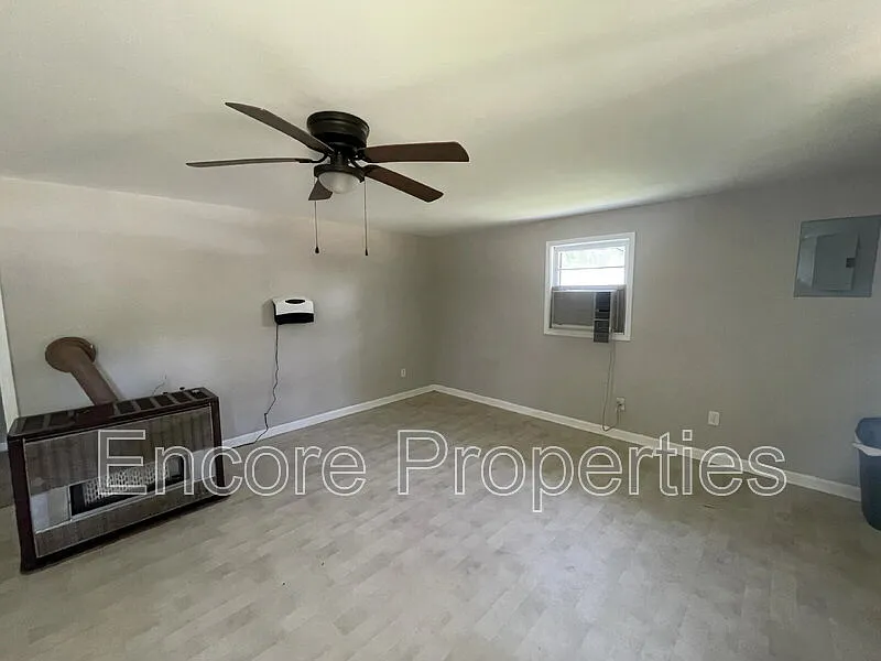 3 bed, 1.0 bath, 1200 sqft, $1,100 — Photo 2