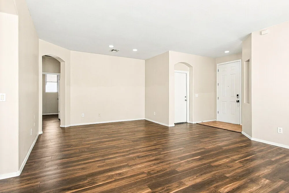 4 bed, 2.0 bath, 2034 sqft, $2,575 — Photo 4