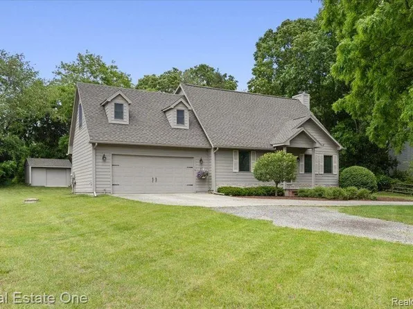 11403 Cedar Bend Dr, Pinckney, MI 48169