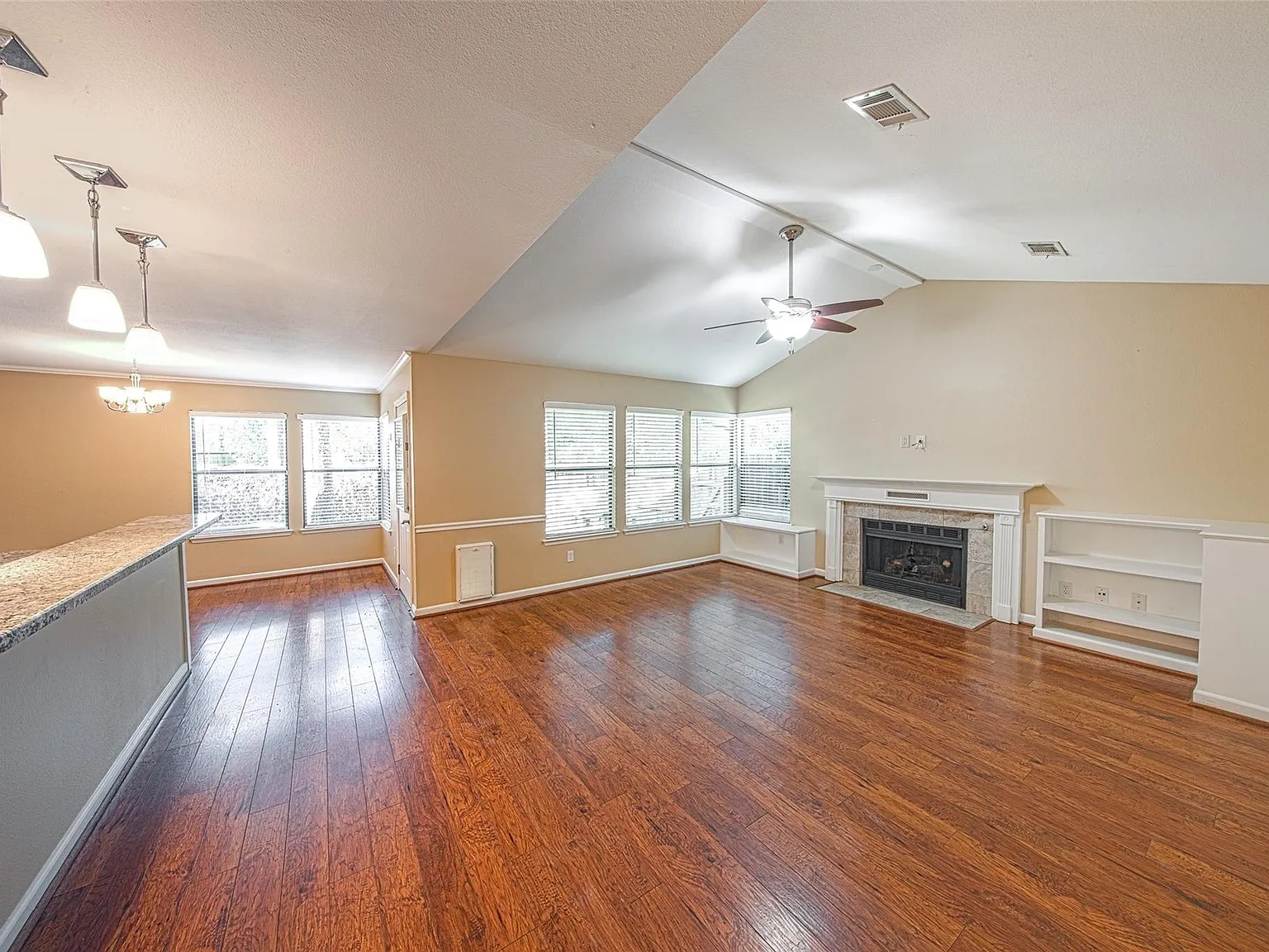 3 bed, 2.5 bath, 1633 sqft, $1,975 — Photo 1