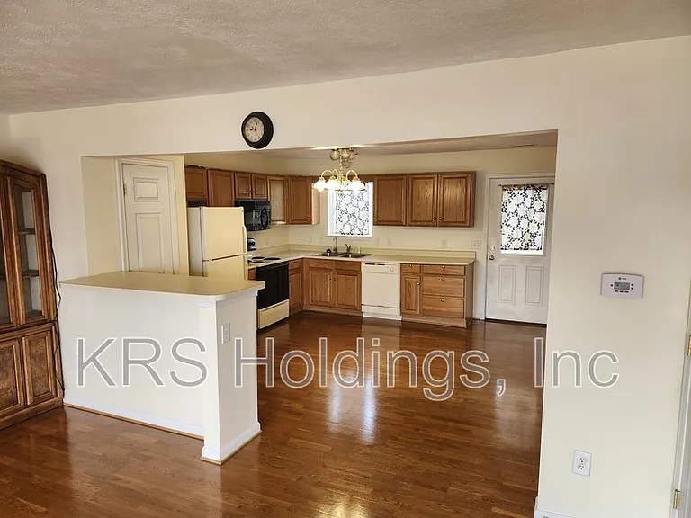327 Emerson Ln — Photo 5