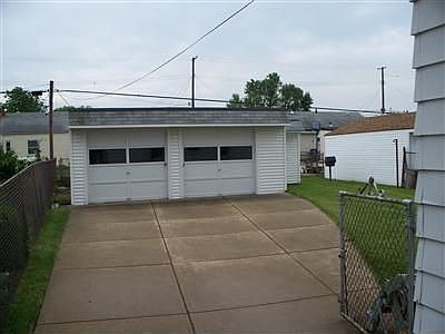 2 1/2 car Garage