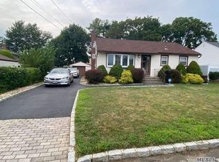 207 Cedar Ct, Copiague, NY 11726