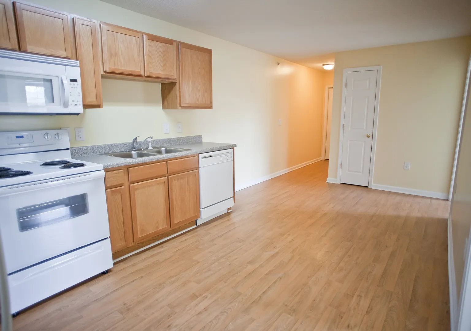 4bed/4ba right downtown! Rent includes water and electricity and one parking spot! — Photo 2