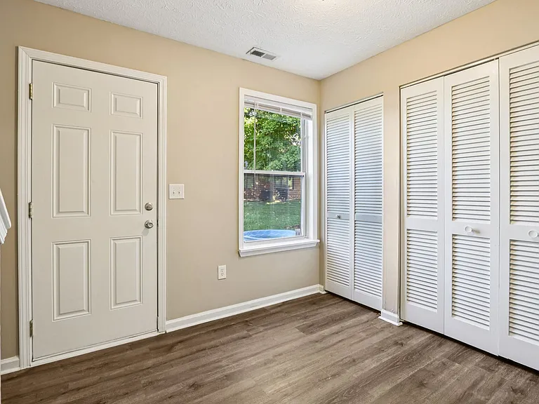 Fox Pointe Apartments — Photo 9