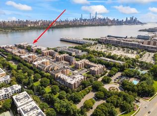 102 Rutledge Ct, Edgewater, NJ 07020