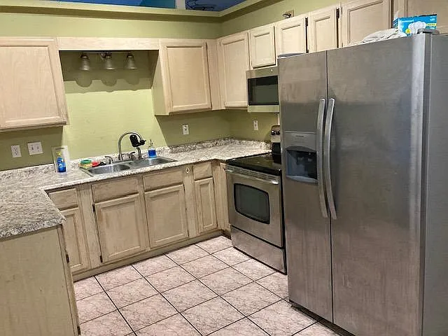 4 bed, 2474 sqft, $2,600 — Photo 3