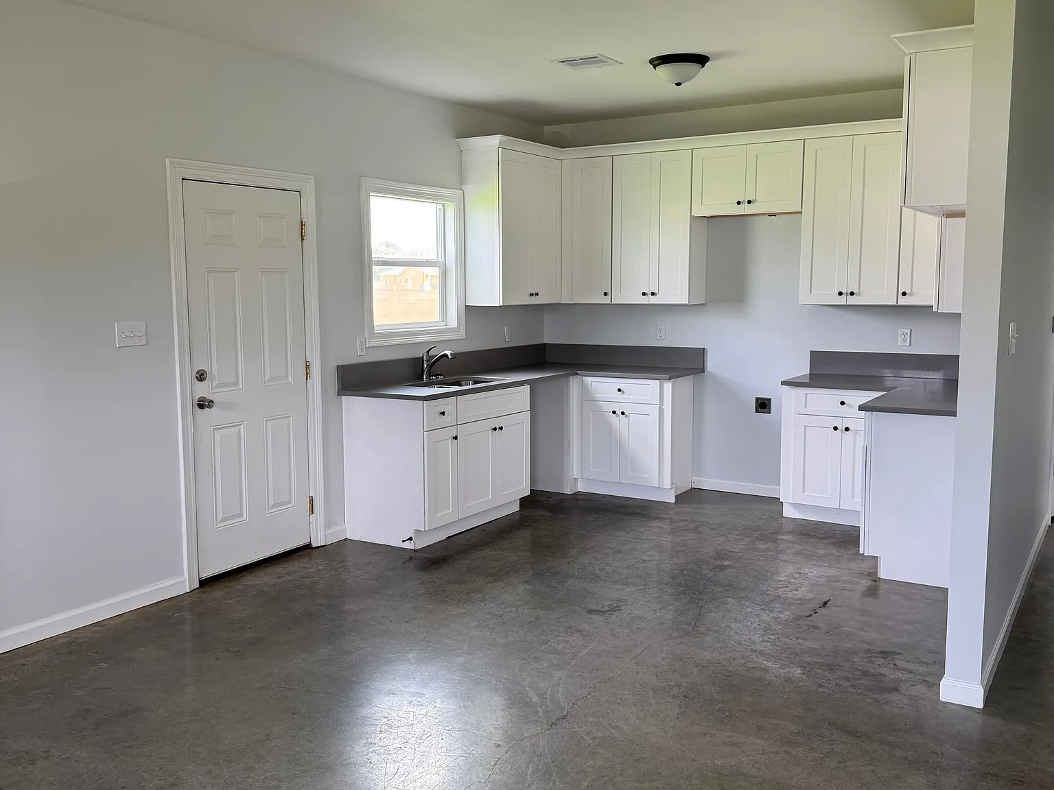 3 bed, 2.0 bath, 1350 sqft, $1,350 — Photo 4