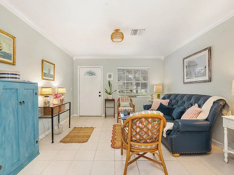 808 Iroquois St — Photo 2