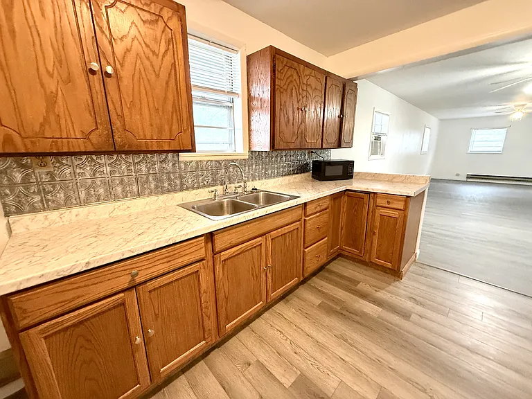 329 E St NE — Photo 4