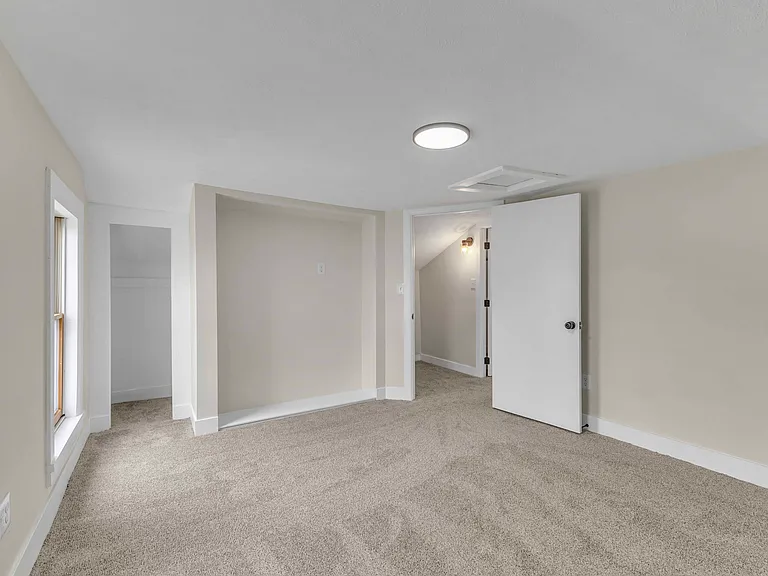 233 W North St — Photo 11
