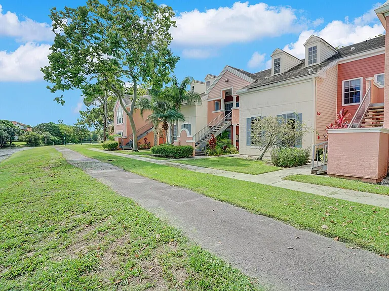 1385 Crystal Way #M — Photo 2