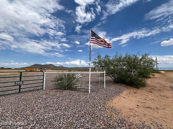 2nd image of E Buck Ranch Rd