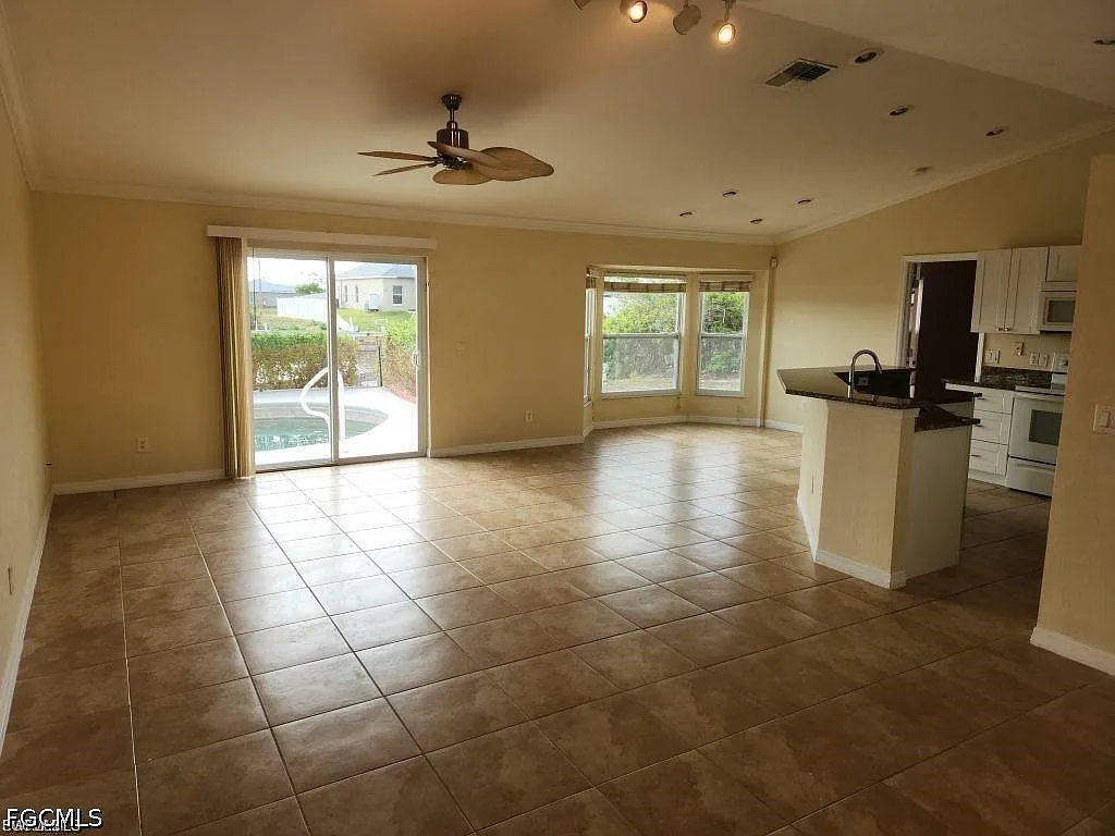 3 bed, 2.0 bath, 1414 sqft, $2,095 — Photo 4