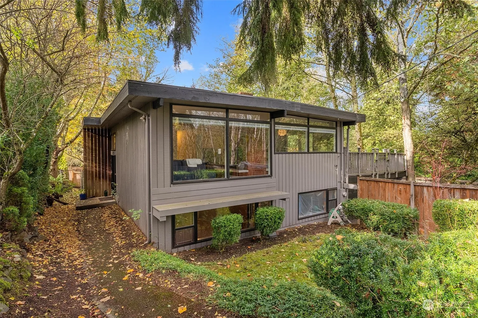 10415 15th Avenue NE photo 1