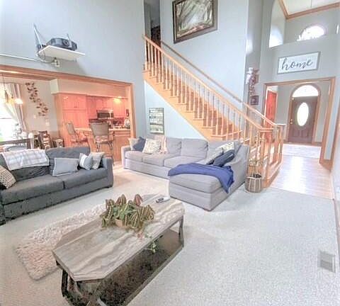 4th image of 574 Woodfield Dr