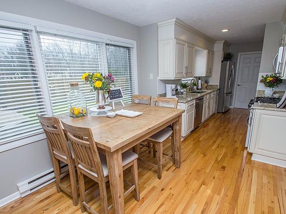 5th image of 32404 Stoney Brook Dr