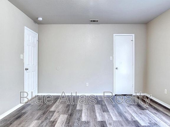 5th image of 402 Kings Way Dr APT A