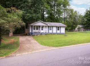 6 Guinevere Ct, Asheville, NC 28806