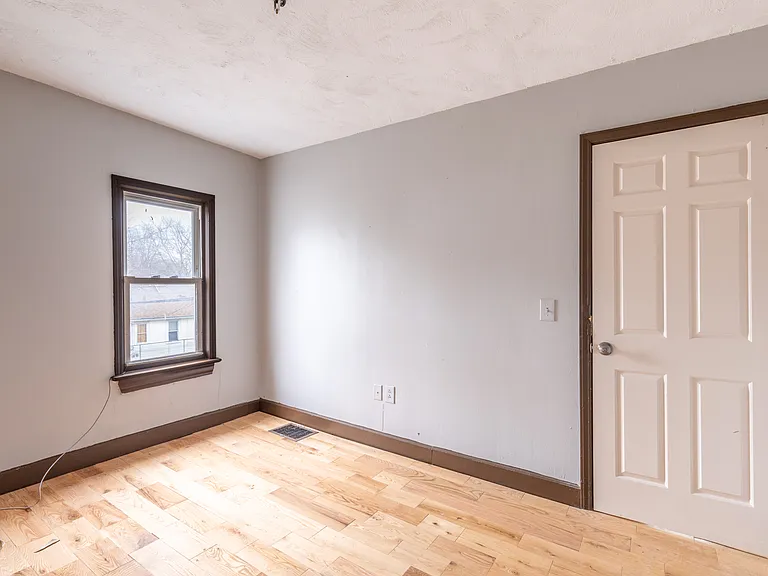 327 Saxton St — Photo 9