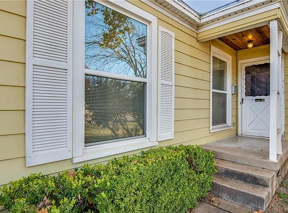 3rd image of 281 Saint Clair Dr W
