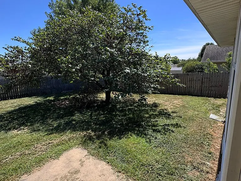 508 N Douglas Dr — Photo 2