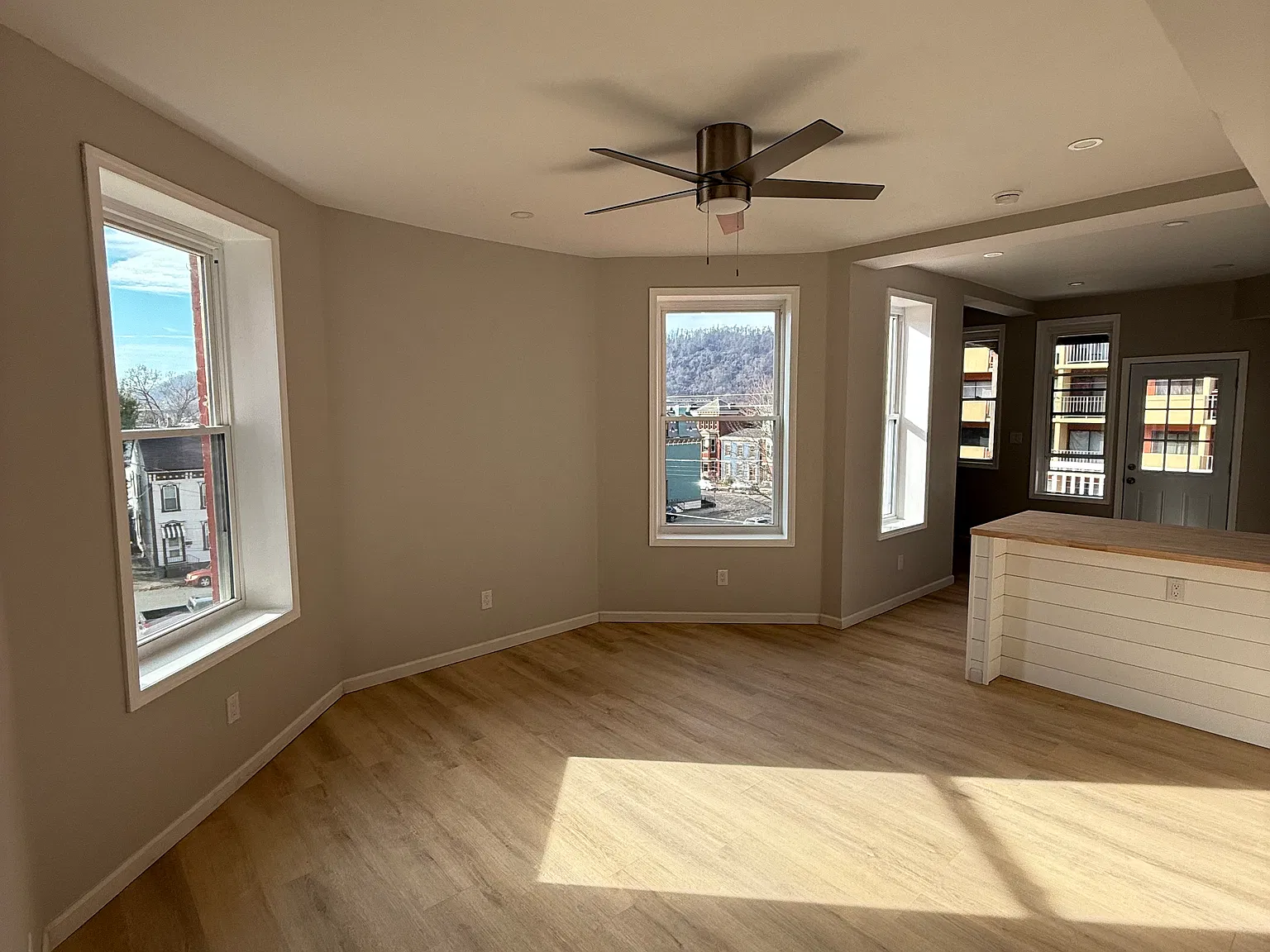 3 bed, 1500 sqft, $1,150 — Photo 2