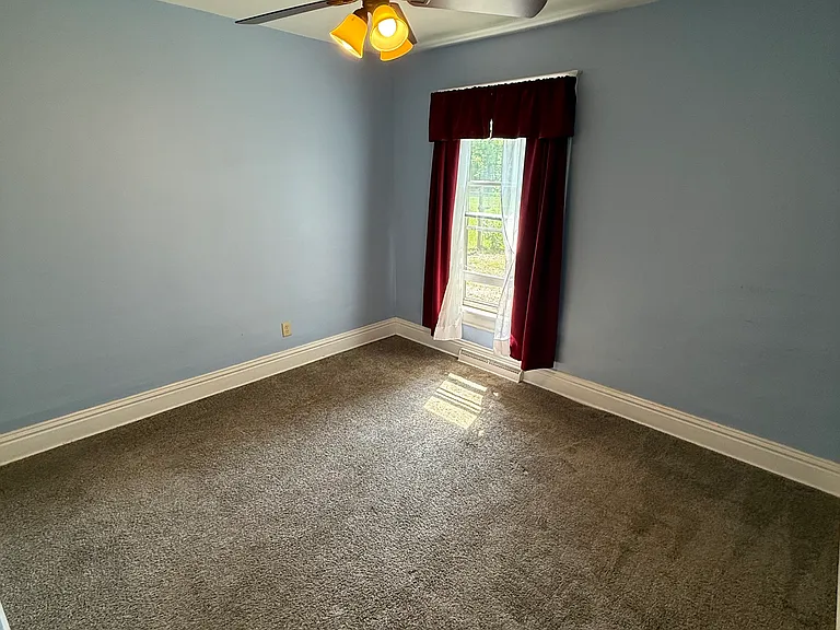 209 W Holcomb St — Photo 11
