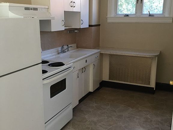 5th image of 138 E Chestnut St APT 9