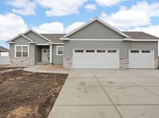 2070 Royal Oak Ridge Rd, Marion, IA 52302