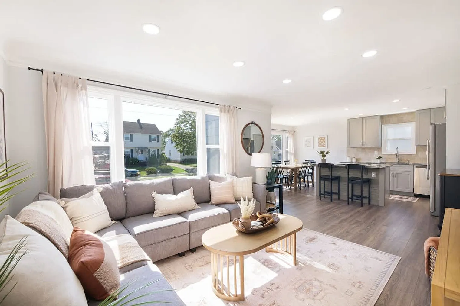 4 bed, 1.0 bath, 1237 sqft, $3,506 — Photo 1