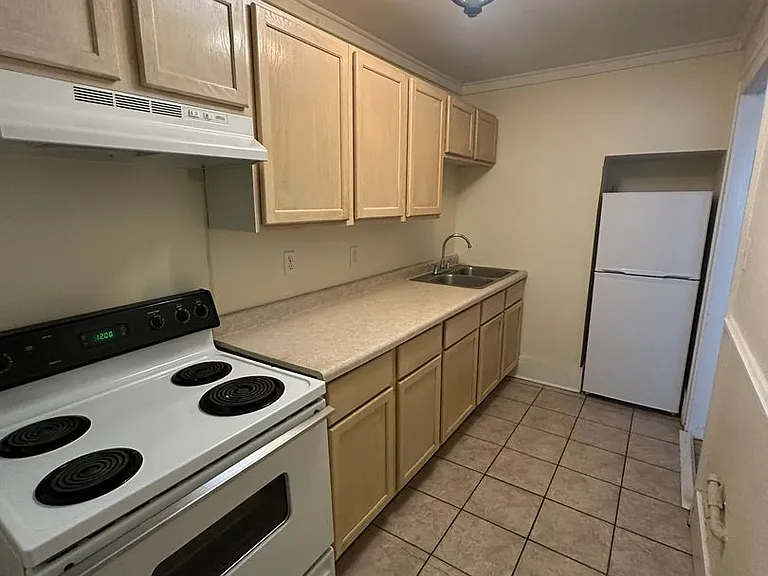 1041 College St N — Photo 3