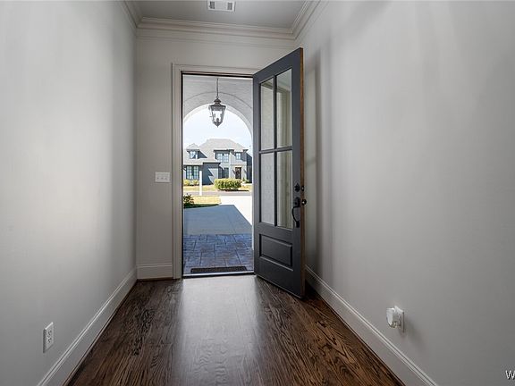 5th image of 616 Lansdowne Ave