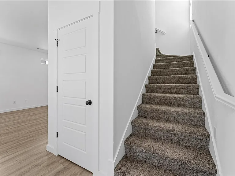 941 Ventnor Ave — Photo 6