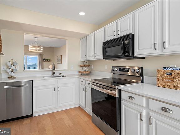 4th image of 30406 Anderson Dr Unit 112