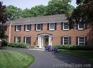 560 Lakeland Dr, Lake Bluff, IL 60044