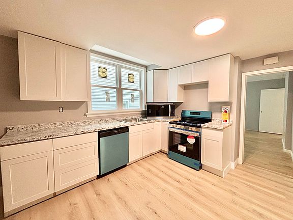 3rd image of 29 E 48th St