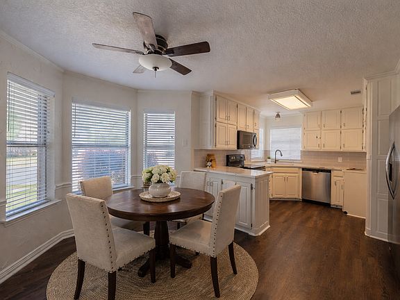 5th image of 728 W Park Dr