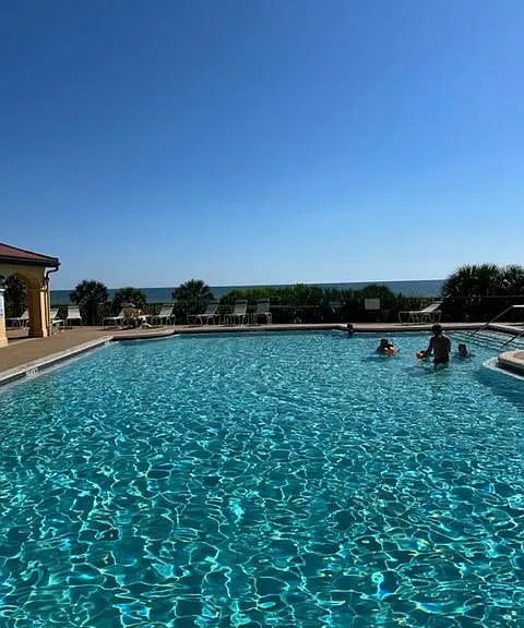 What a picturesque way to keep cool on one of those hot and muggy days!