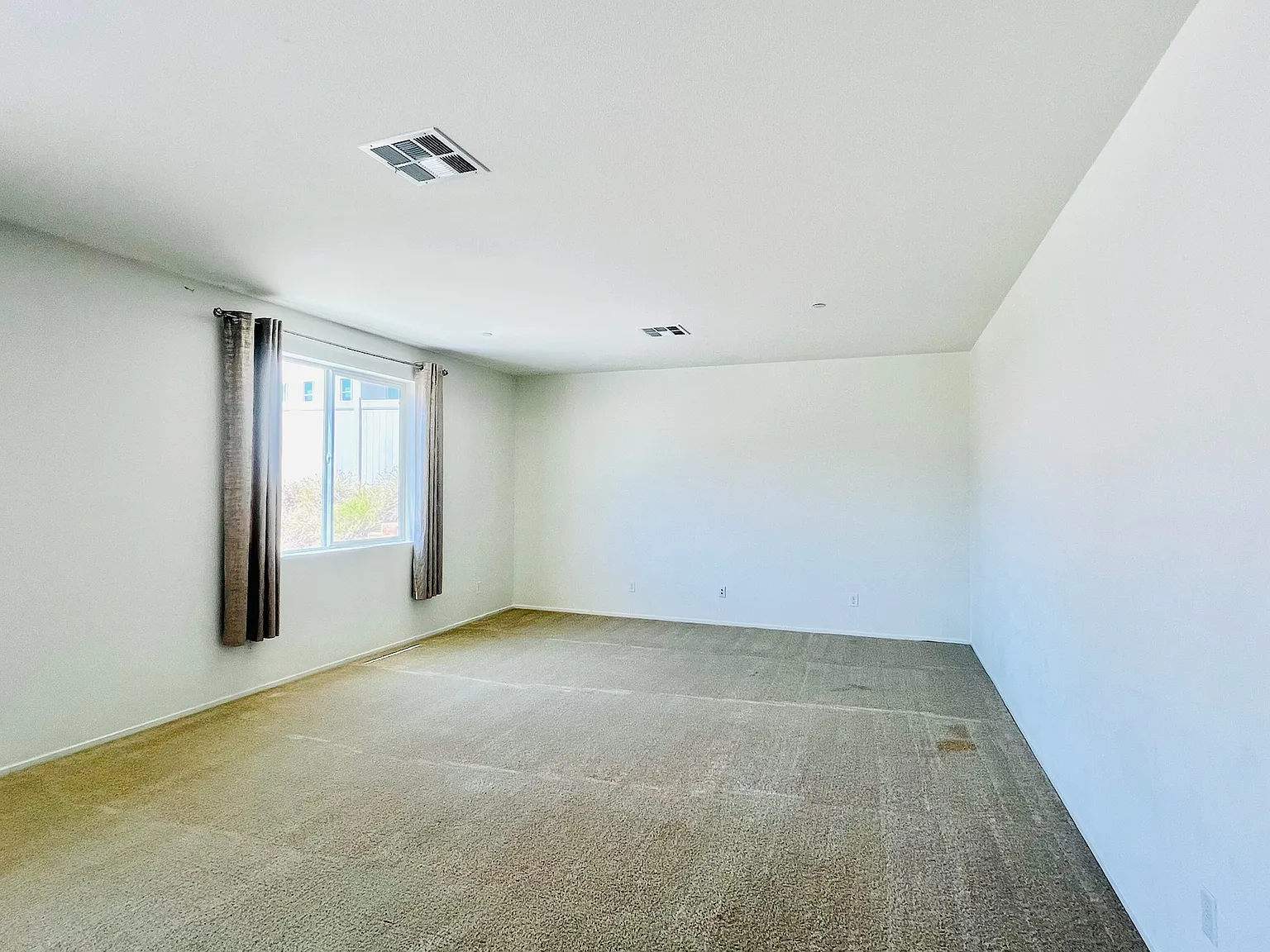 4 bed, 2.5 bath, 2680 sqft, $4,000 — Photo 2