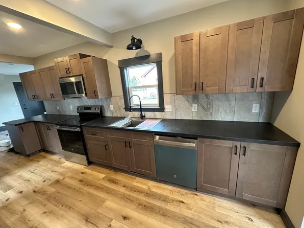 718 9th St E, Glencoe, MN 55336