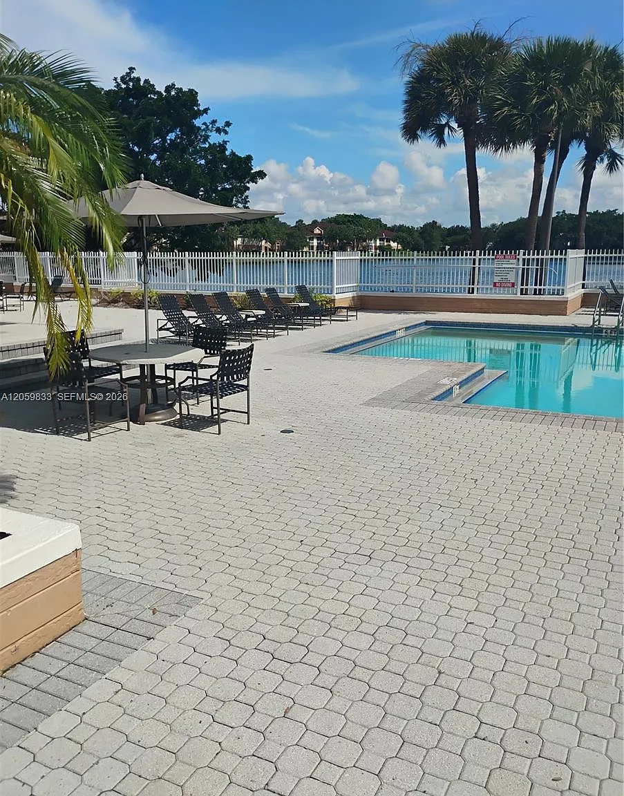 Colonnades Condo — Photo 4