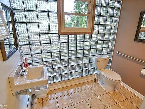 Main bathroom 