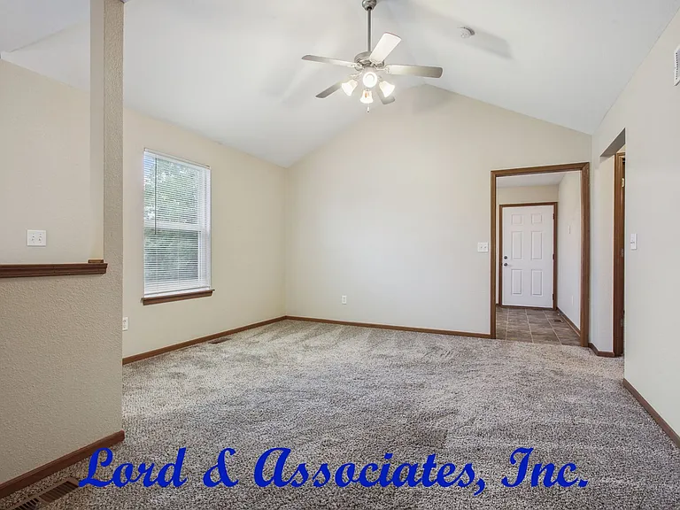 1210 NW Willow Dr — Photo 9