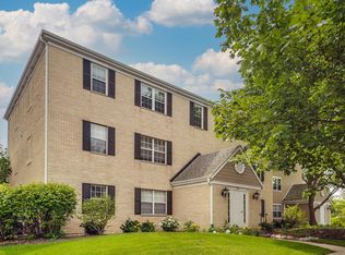 142 E Winchester Rd APT A, Libertyville, IL