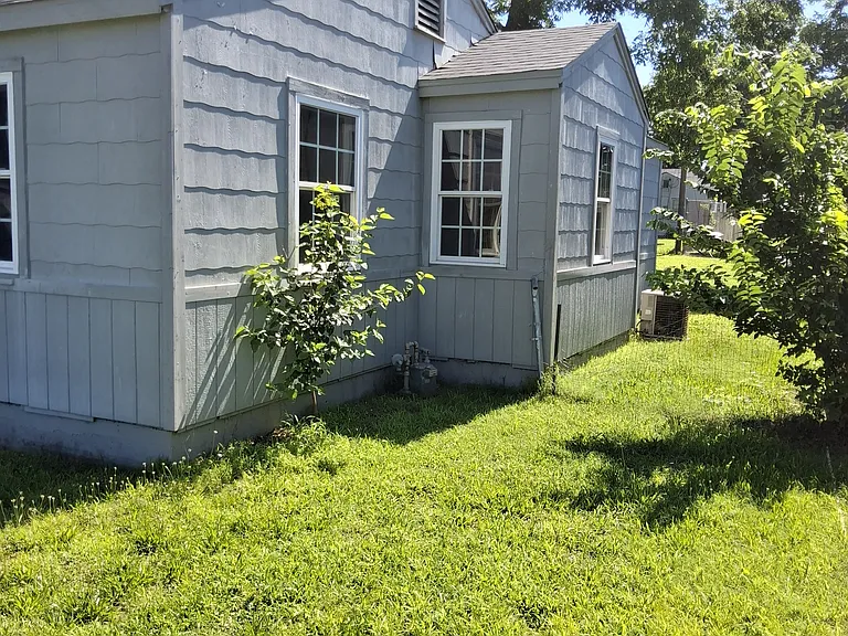 1552 S Elm Ave — Photo 2