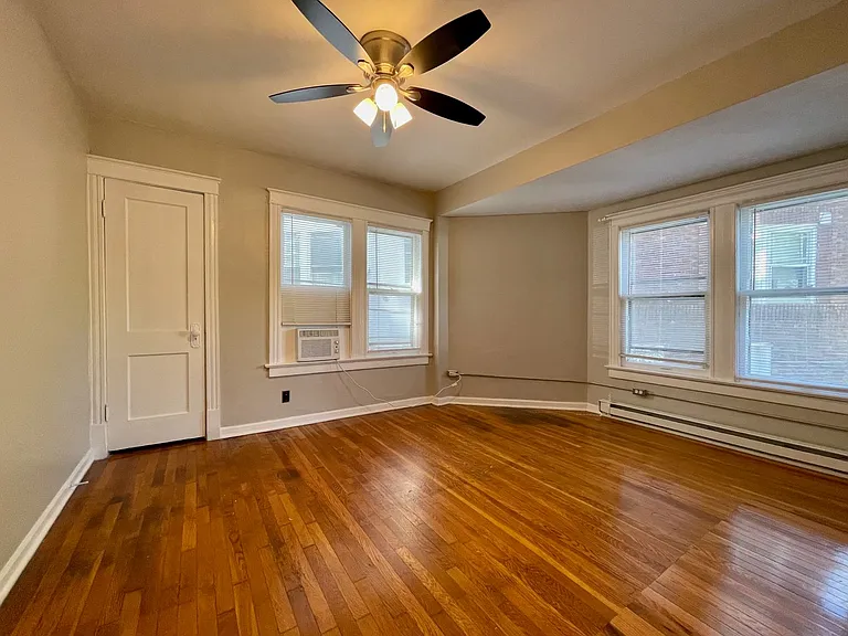 Valentine Place Apartments — Photo 33