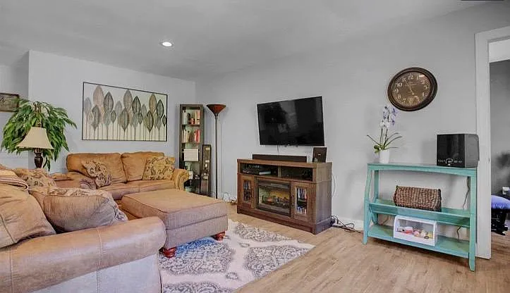 300 Winding Way — Photo 3